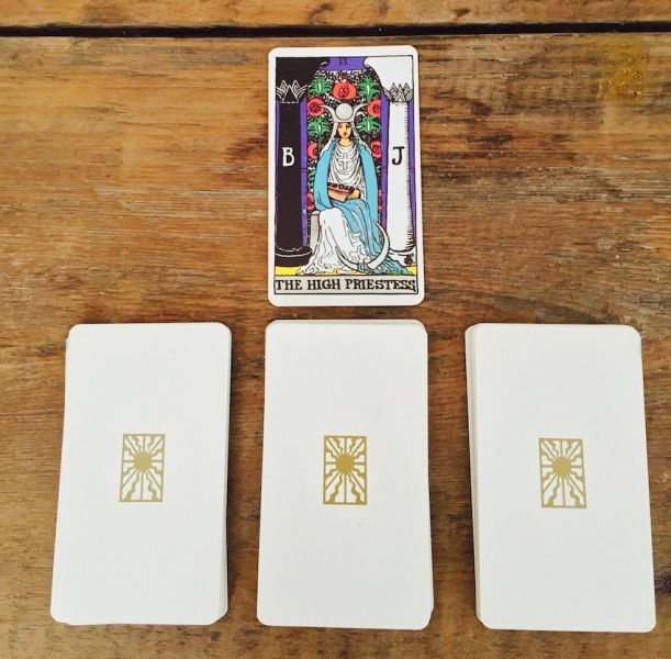How To Do A Basic Tarot Reading For Yourself Or A Friend Hero Image