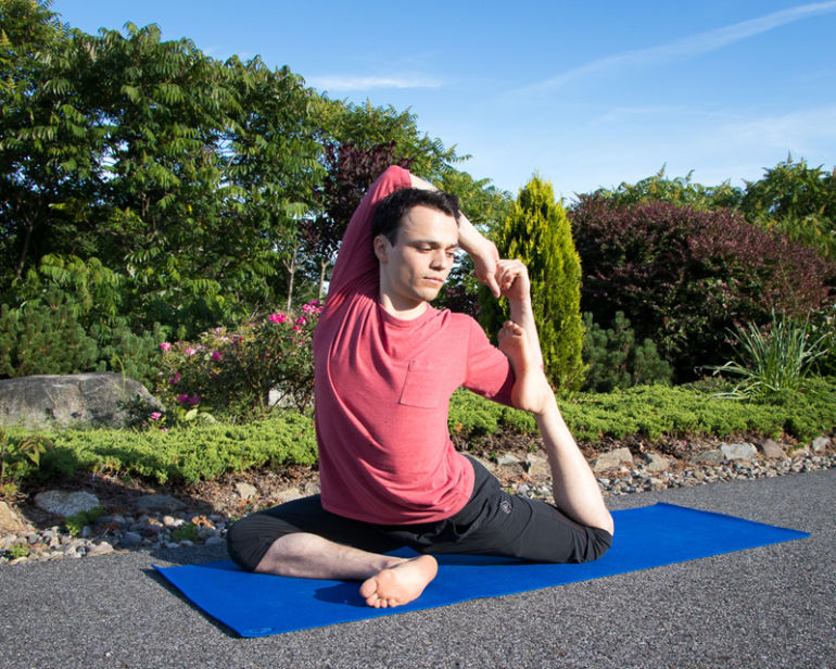 A 10-Minute Yoga Series For Geminis (Or Anyone Looking For A Challenge) Hero Image