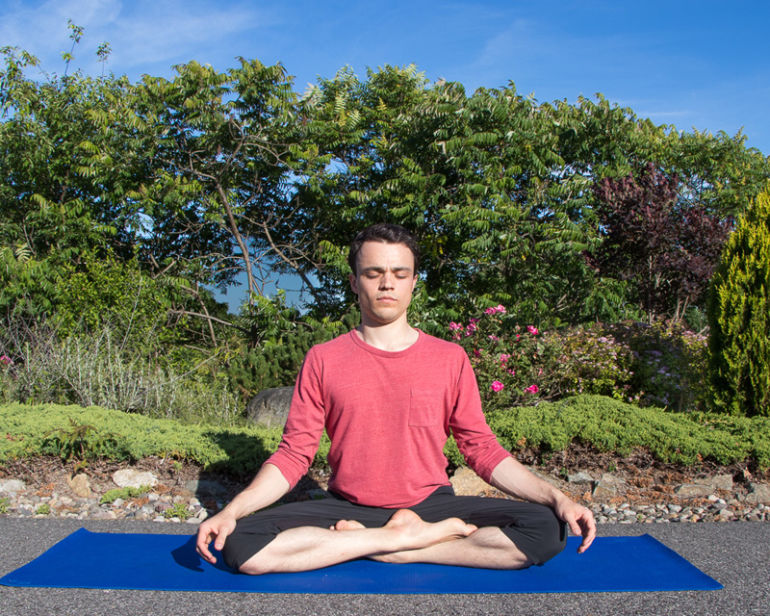 A 10-Minute Yoga Series For Geminis (Or Anyone Looking For A Challenge) Hero Image