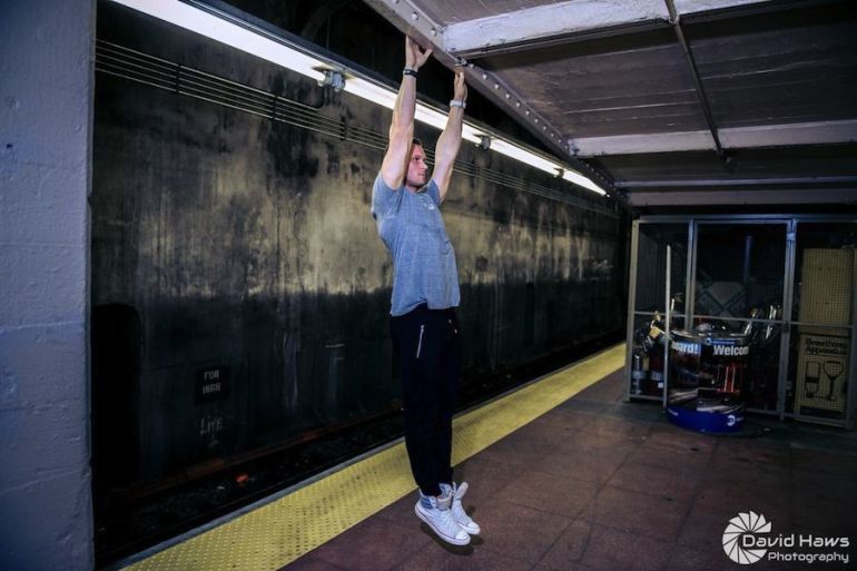 A 4-Minute Workout To Boost Energy When You're On The Go Hero Image