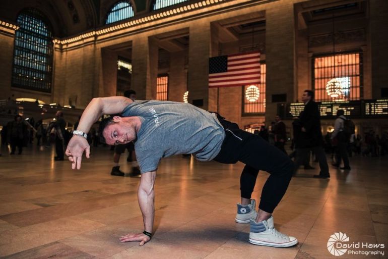 A 4-Minute Workout To Boost Energy When You're On The Go Hero Image