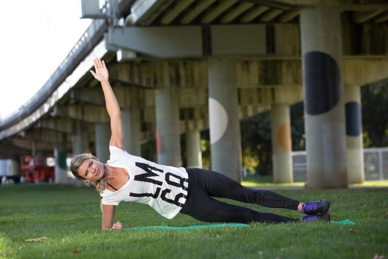 1-Minute Ab Moves To Shake Up Your Core Workout Hero Image