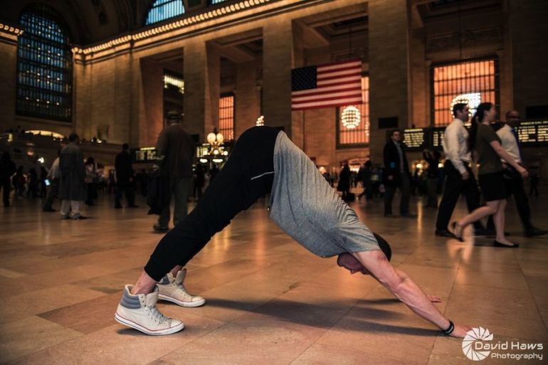 A 4-Minute Workout To Boost Energy When You're On The Go Hero Image
