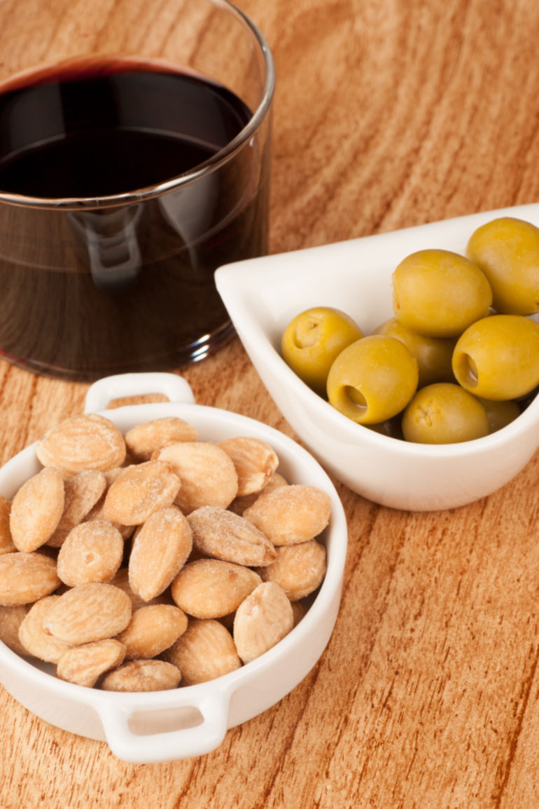 12 Things Nutritionists Eat When They're Out For Drinks Hero Image