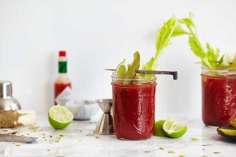 3 Apple Cider Vinegar Cocktails To Help You Detox While You Party Hero Image