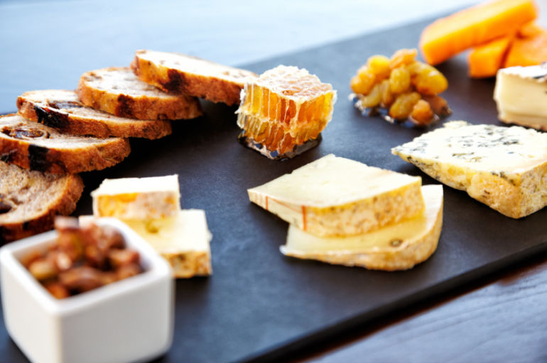 12 Things Nutritionists Eat When They're Out For Drinks Hero Image