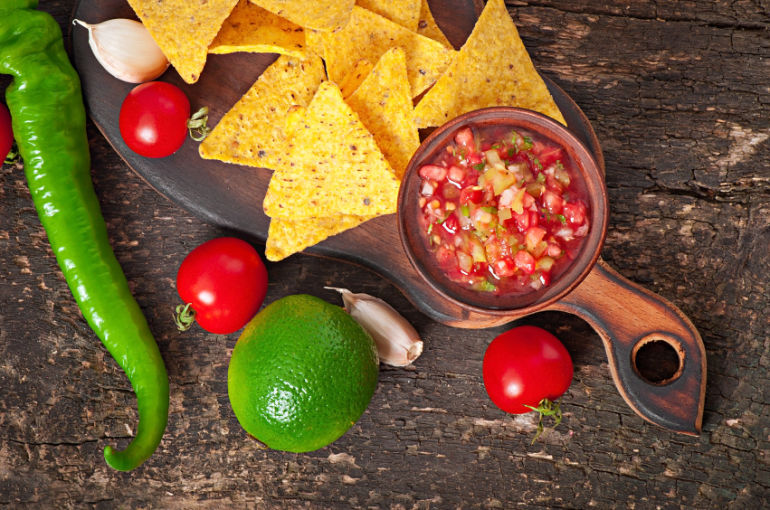 12 Things Nutritionists Eat When They're Out For Drinks Hero Image