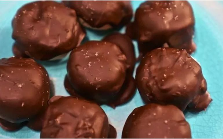 8 Better-For-You Versions Of Your Favorite Chocolate Candy Hero Image