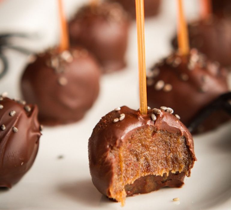 8 Better-For-You Versions Of Your Favorite Chocolate Candy Hero Image