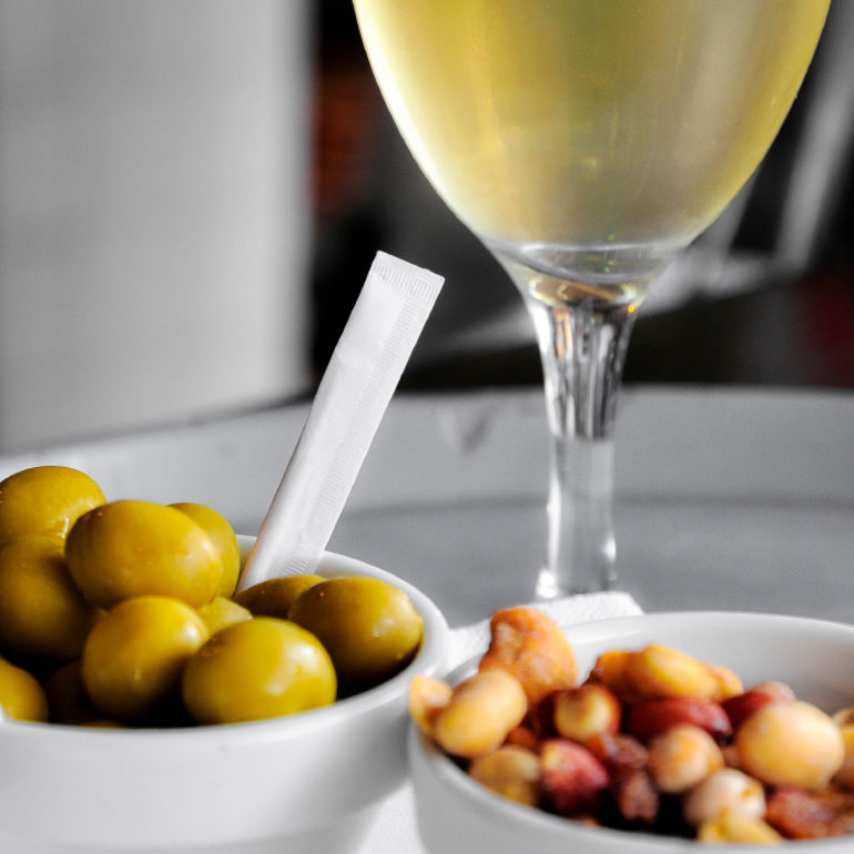 12 Things Nutritionists Eat When They're Out For Drinks Hero Image