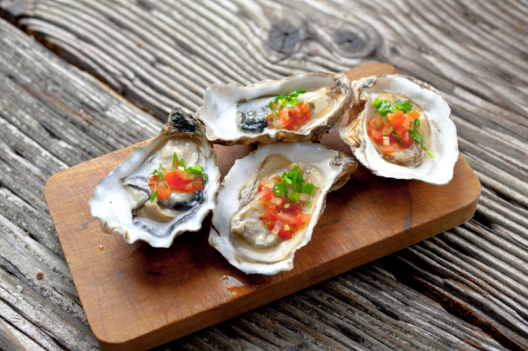 12 Things Nutritionists Eat When They're Out For Drinks Hero Image