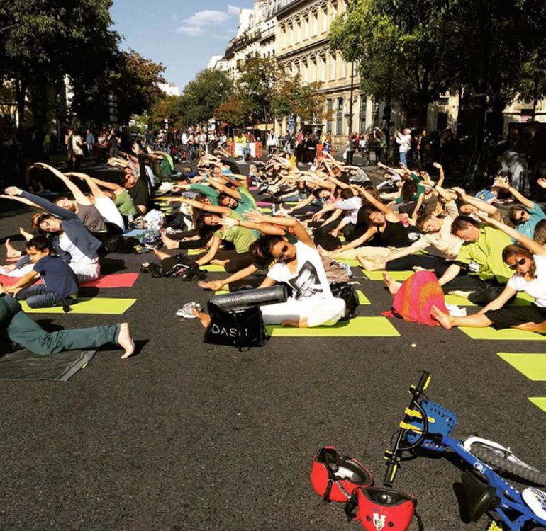 These Photos Show What Paris Looked Like When It Banned Cars For A Day Hero Image