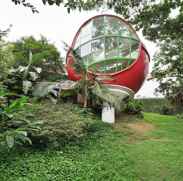 11 Photos Of The Most Insane Airbnb Destinations Around The World Hero Image