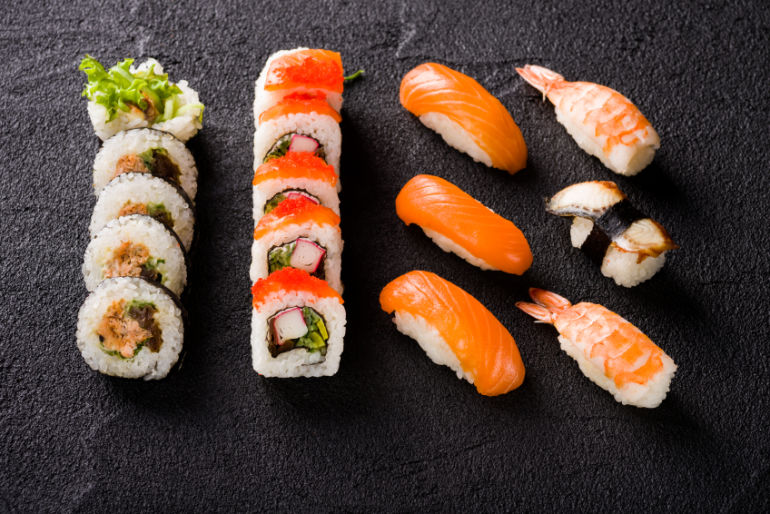 12 Things Nutritionists Eat When They're Out For Drinks Hero Image