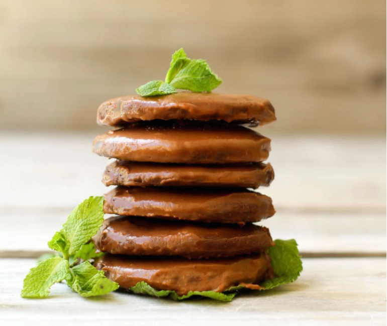 15 Vegan Cookies To Make This Holiday Season Hero Image
