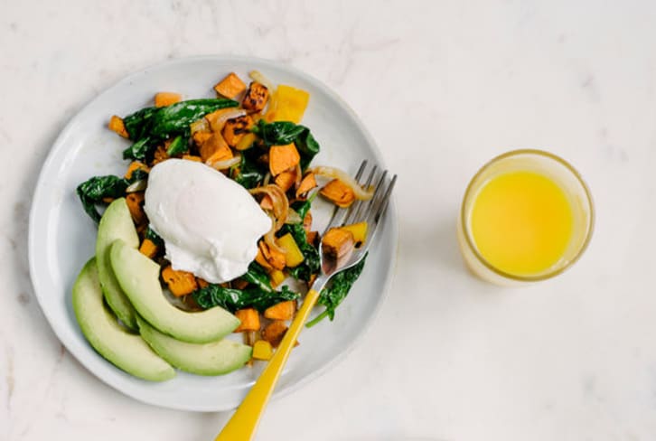 The 5 Keys To A Hormone-Supporting Breakfast, From An Endocrinologist