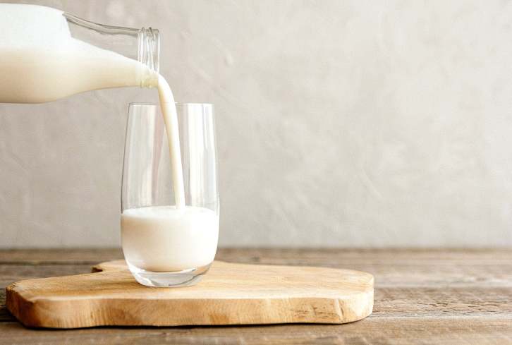 Oat Milk vs. Almond Milk: Is One Non-Dairy Drink Better For You?
