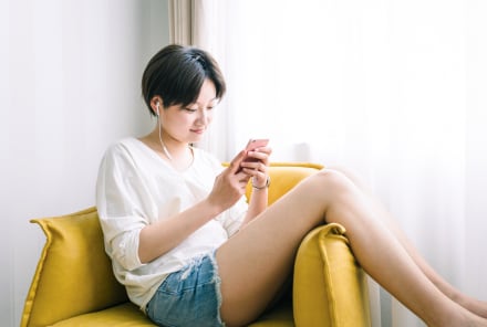 50 Cute Ways To Start A Conversation On A Dating App (Even If You're Shy)