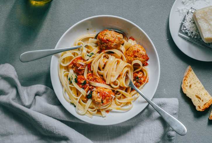 This Greek Spaghetti With Meat Sauce Is A Mediterranean-Diet Dream