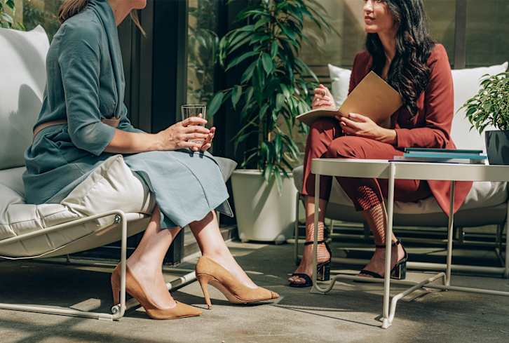 3 Ways To Actually Deal With Controlling People, From Therapists