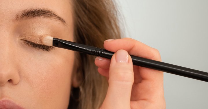 Read more about the article A Makeup Artist’s 3-Step Tutorial For Instantly Bright Eyes