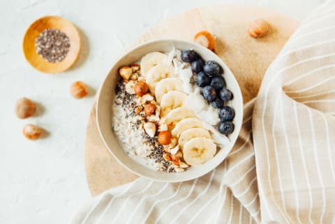 low fodmap oatmeal with banana, blueberries and hazlenuts