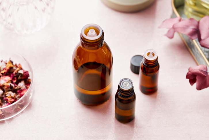 The Perfect Essential Oils For Cramps, Bloating & All Your Other Hormone Health Woes