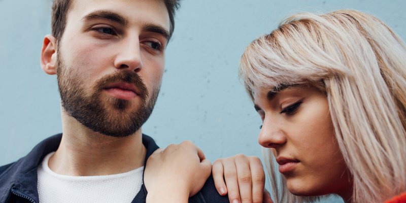 One-Sided Relationships: 24 Signs, Causes & Ways To Fix It