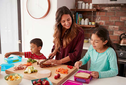 Here's How A Top Family RD Helps Kids Pack Their Own (Healthy!) Lunches