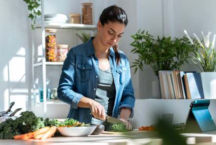 The Best Foods To Eat If You’re Stressed & Anxious (& What To Avoid)