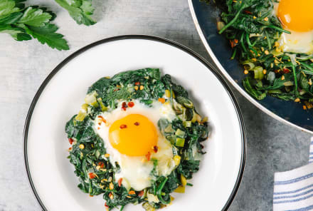 This Mediterranean-Inspired Egg Skillet Packs An Anti-Inflammatory Punch