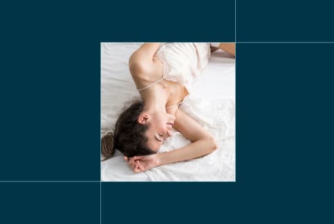 photo woman lying on bed on dark blue background