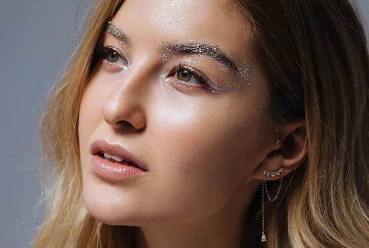 Careful — This Trendy Makeup Look Might Lead To Gappy, Thin Brows