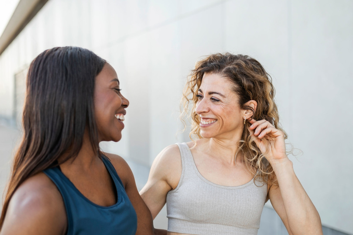 How to Tell if Another Woman Is Bisexual: 7 Possible Signs