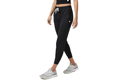 vuori performance joggers on brand model