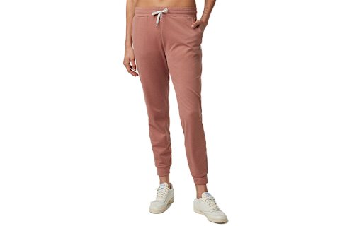 vuori performance joggers on brand model