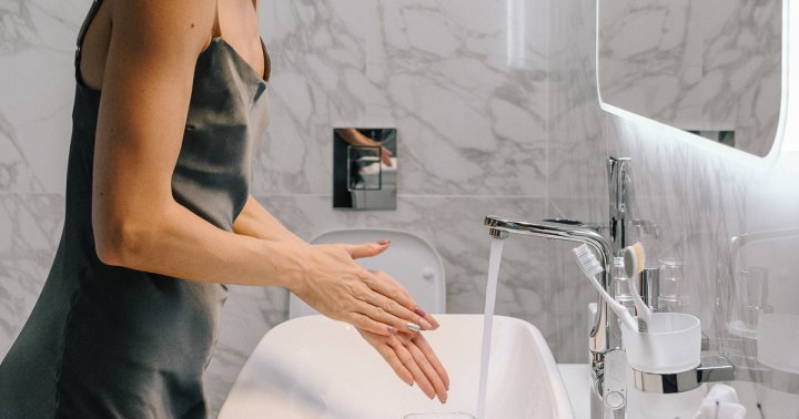 What's The Cleanest Way To Dry Your Hands After Washing Them?