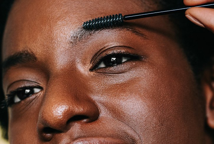 This Is *Exactly* How Experts Apply Castor Oil On Brows For Maximum Benefits