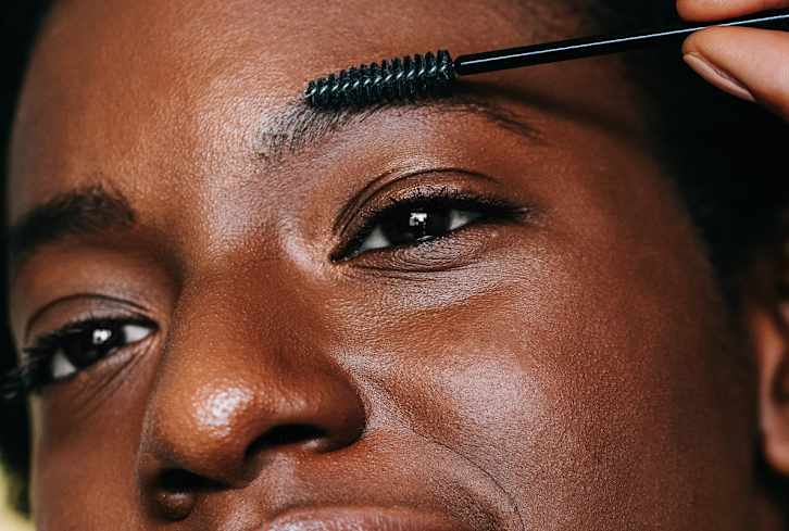This Is *Exactly* How Experts Apply Castor Oil On Brows For Maximum Benefits
