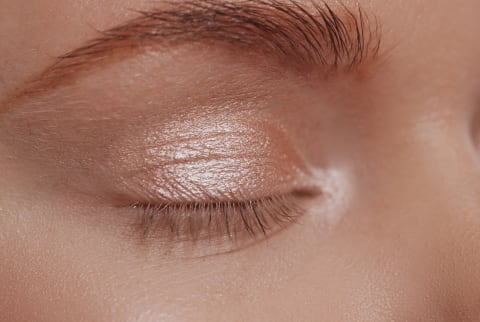 Glossy eyelid