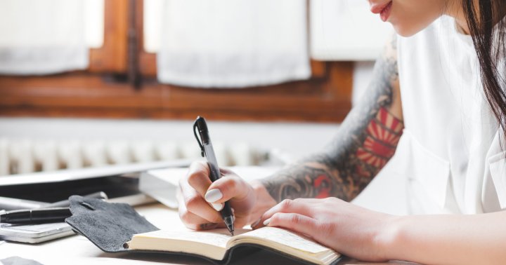 Read more about the article Why You Should Be Journaling After Your Workouts, From A Psychologist