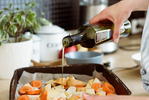 9 Healthiest Oils To Cook With, According To Nutritionists 9 Healthiest Oils To Cook With, According To Nutritionists