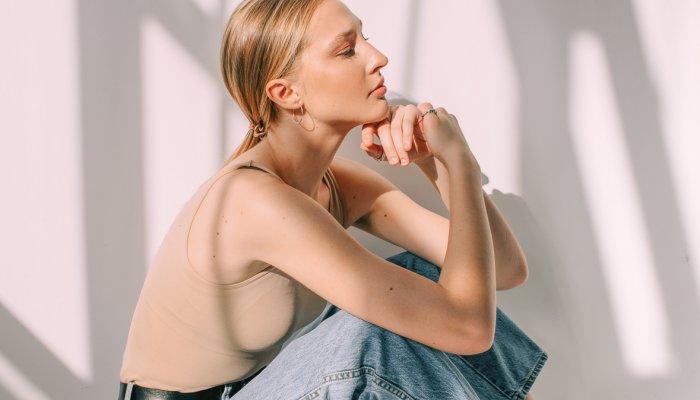 Is It Gratitude Or Toxic Positivity? A Therapist Explains The Difference – Jody Kemmerer, LCSW, mindbodygreen