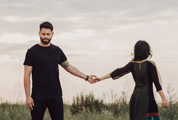 5 Signs You’re Dating An Avoidant + How To Deal