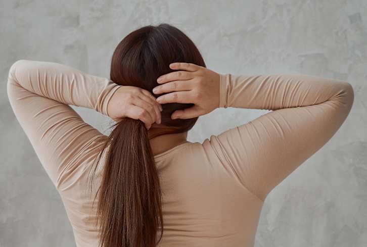 This 5-Minute Scalp Massage Will Calm You Down Fast & Easy (It Feels So Good)