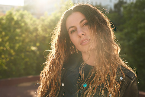 woman with wavy hair in the sun