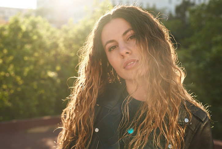 How To Create Effortless, Natural-Looking Waves, From A Celeb Stylist