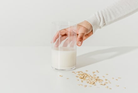 How To Make Your Own Delicious Oat Milk At Home (+ Health Benefits)