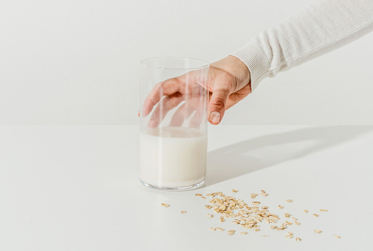 How To Make Your Own Delicious Oat Milk At Home (+ Health Benefits)