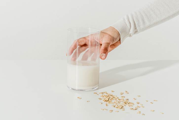 How To Make Your Own Delicious Oat Milk At Home (+ Health Benefits)
